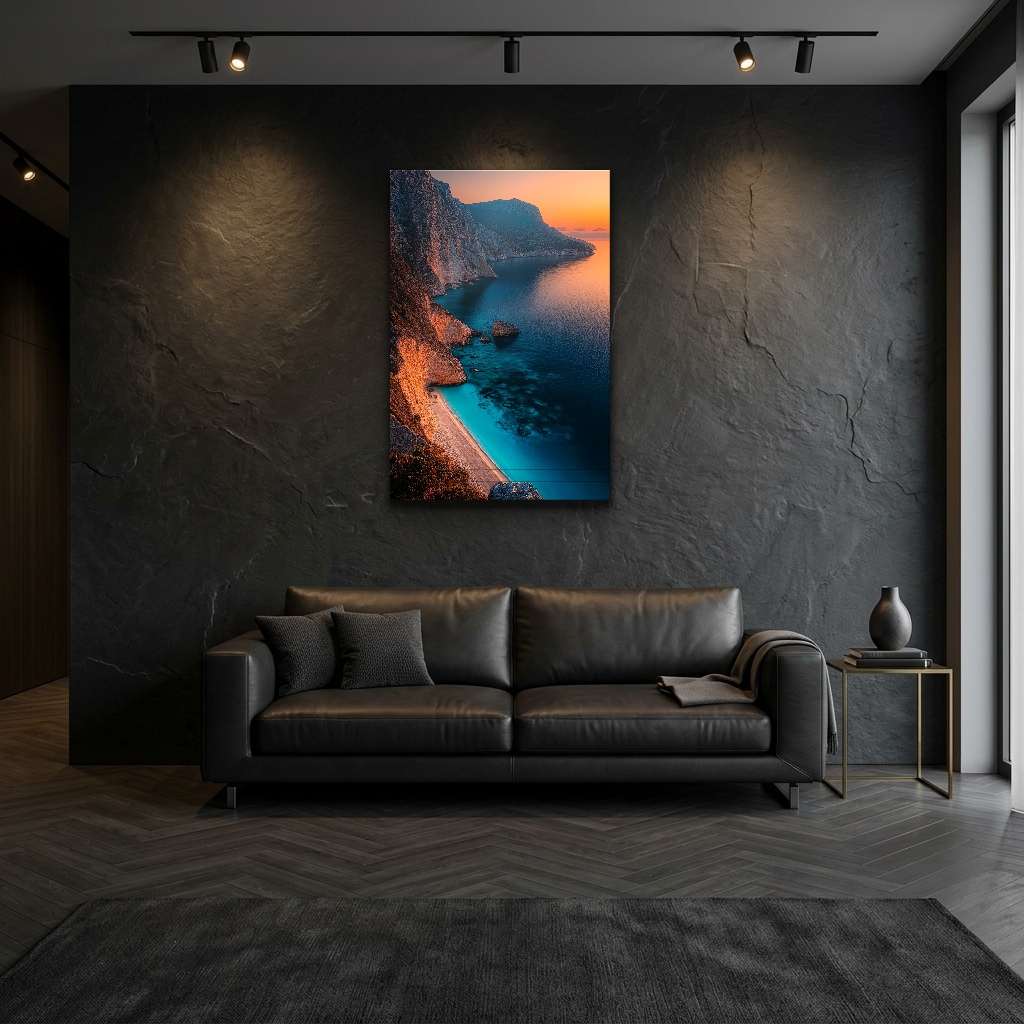 Akşam Güneşinde Sarp Akdeniz Kıyıları dikey temperli cam tablo modelinin modern salon ve yaşam alanı duvar dekorasyonu görünümü