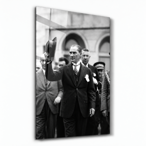 Fötr Şapkasıyla Selam Veren Atatürk - Dikey Temperli Cam Tablo Modelleri ve Fiyatları | Tablobudur