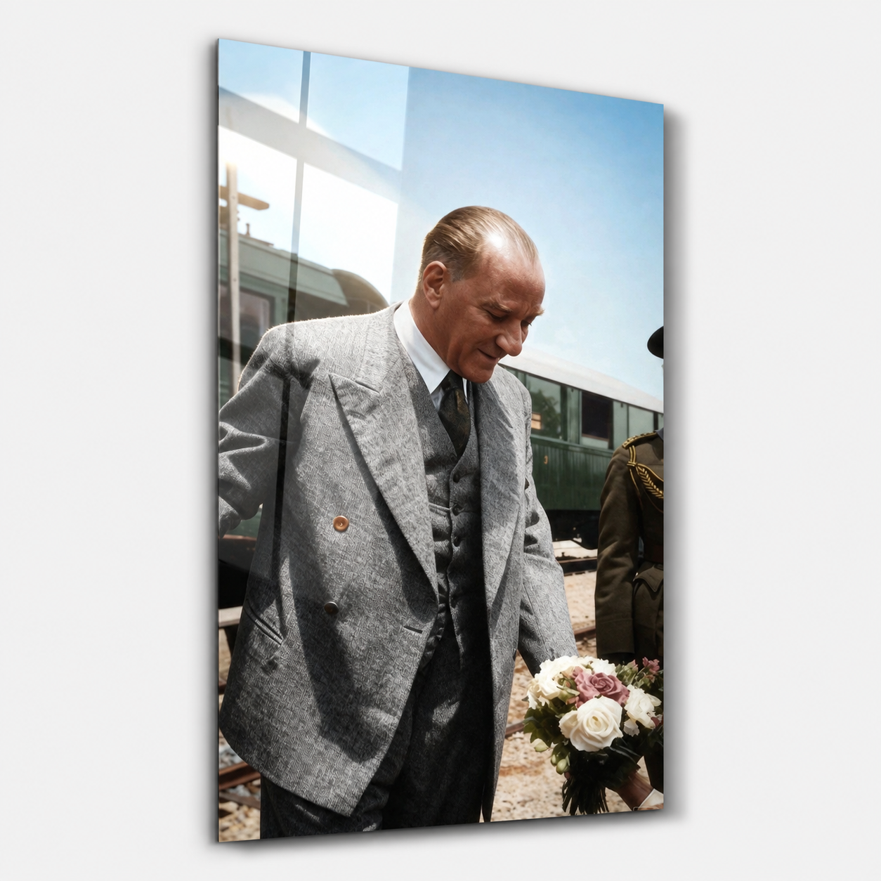 Gar Karşılamasında Çiçeklerle Atatürk - Dikey Cam Tablo Modelleri Gar Karşılamasında Çiçeklerle Atatürk - Dikey Temperli Cam Tablo Modelleri ve Fiyatları | Tablobudur