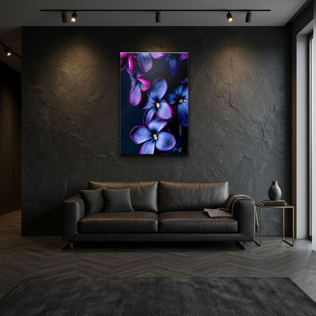 Işıltılı Gece Moru Menekşe Demeti Cam Tablo - Modern Salon Görünümü Işıltılı Gece Moru Menekşe Demeti dikey temperli cam tablo modelinin modern salon ve yaşam alanı duvar dekorasyonu görünümü