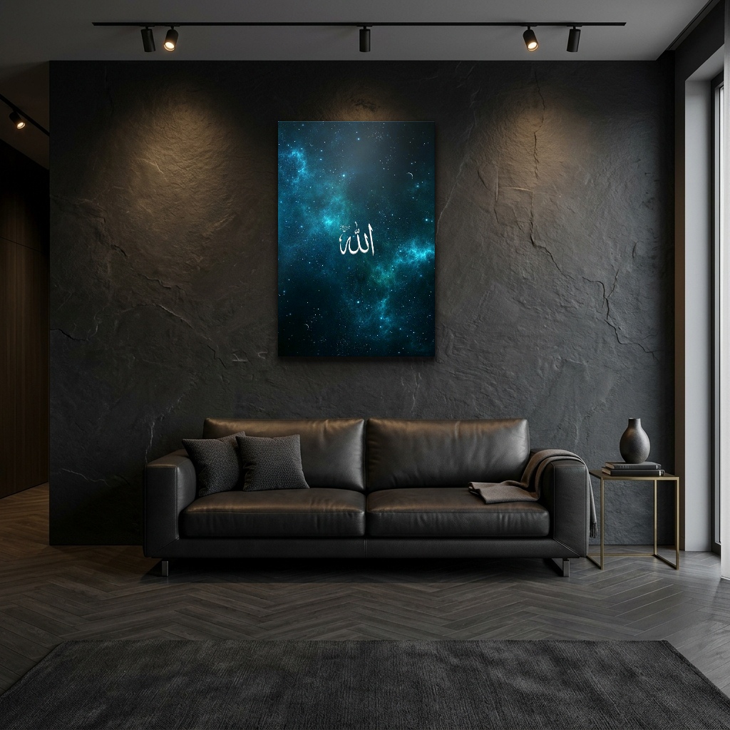 Kozmik Samanyolu Üzerinde Allah Lafzı Cam Tablo - Modern Salon Görünümü Kozmik Samanyolu Üzerinde Allah Lafzı dikey temperli cam tablo modelinin modern salon ve yaşam alanı duvar dekorasyonu görünümü