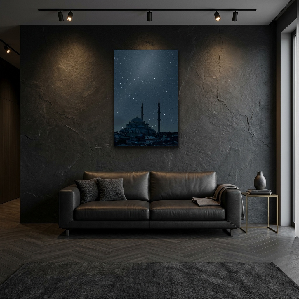 Mehtaplı Gecede Minare ve Kubbe Silüeti Cam Tablo - Modern Salon Görünümü Mehtaplı Gecede Minare ve Kubbe Silüeti dikey temperli cam tablo modelinin modern salon ve yaşam alanı duvar dekorasyonu görünümü